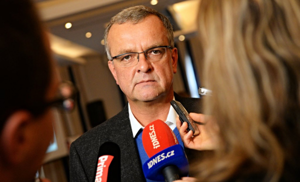 Kalousek: Naše vláda platy snížila, ta současná se jen handrkuje