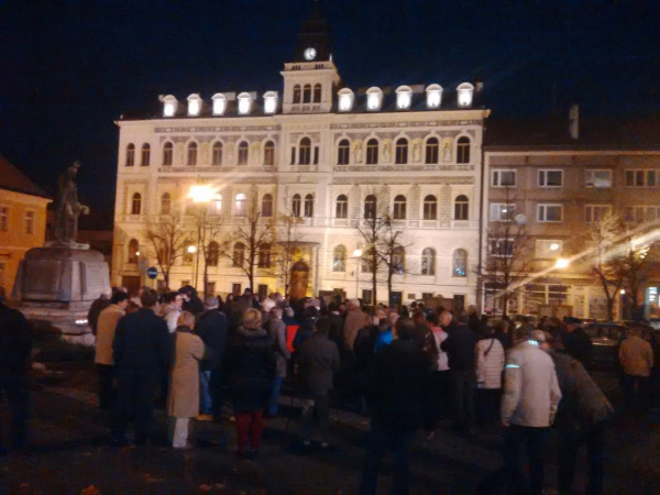 Dvě stovky lidí si v Lounech připomněly listopad 1989