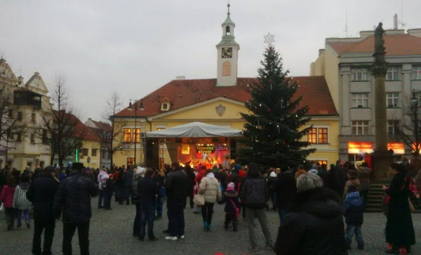 TOP 09 Louny: Posuňme dál každoroční rozsvícení vánočního stromku