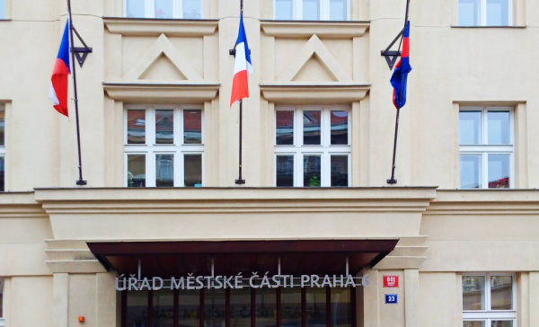 Starostové za TOP 09 vyvěsili na radnice francouzské vlajky