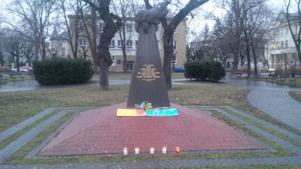 TOP 09 Opava: Uctila oběti komunistického režimu se symbolem ukrajinské vlajky