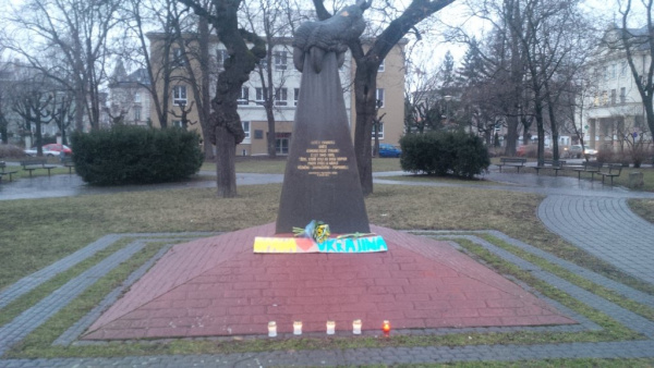 TOP 09 Opava: Uctila oběti komunistického režimu se symbolem ukrajinské vlajky