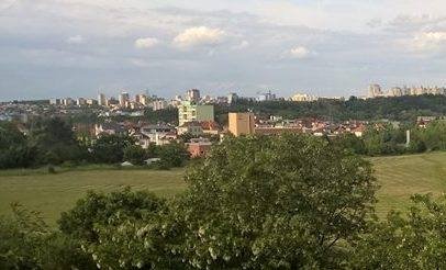 Koalice pod vedením starostky Dr. Rázkové se nepostavila proti zastavění louky v Komořanech