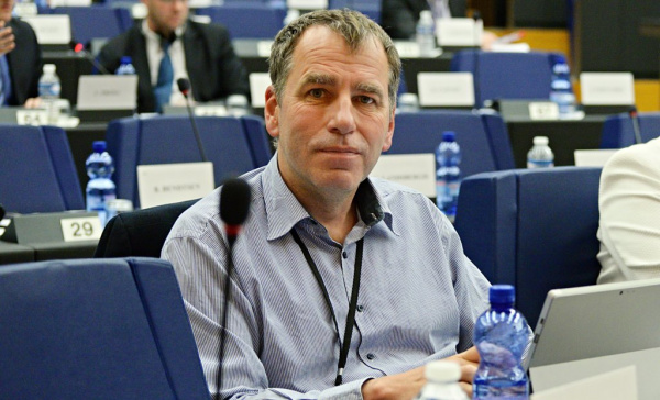 Euro slaví dvacetiny – pojďme o jeho přijetí férově diskutovat