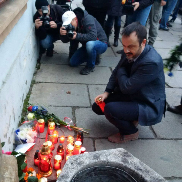 TOP 09 v Plzni uctila památku pařížských obětí