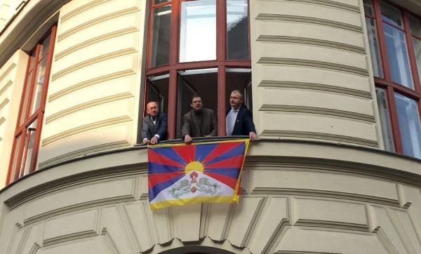 Starostové za TOP 09 vyvěsili na radnice tibetské vlajky