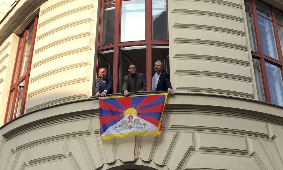 Tibetská vlajka na Magistrátu hlavního města Prahy