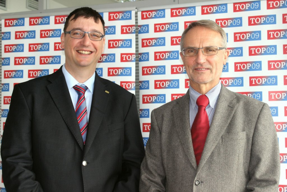 TOP 09 povede do voleb duo lékařů