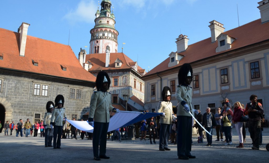 Nástup gardy s praporem