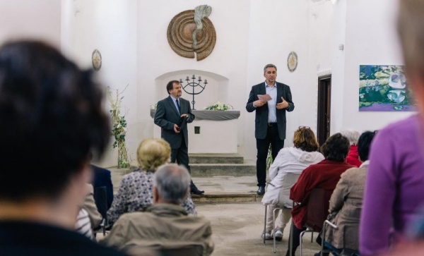 Školní židličky pomohou táborskému hospici