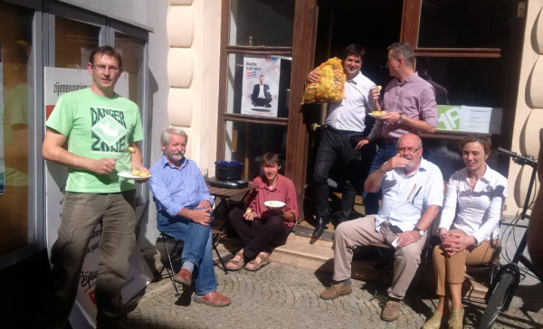 Koalice Žijeme Vysočinou – TOP 09 a Zelení zahájila volební kampaň vařením brambor