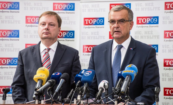 Výzva vládním stranám: Odložte EET o dva roky