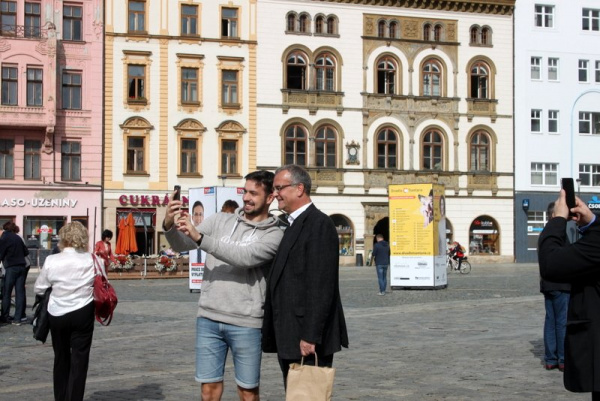 Kalousek proti kombajnu. „Koblihy nevedu, mám müsli“