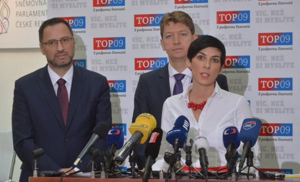 Adamová: Místo dalších úředníků zvyšme platy lidí v sociálních službách