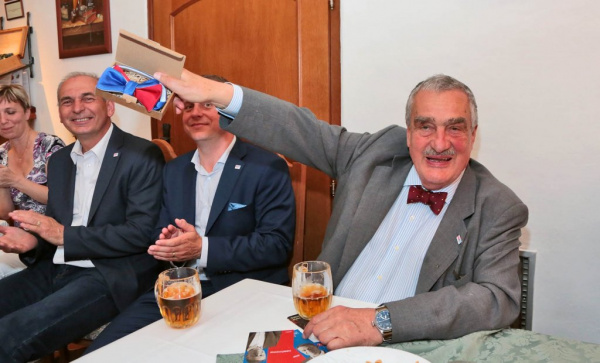 Karel Schwarzenberg dostal v Meziříčí ručně ušitého motýlka