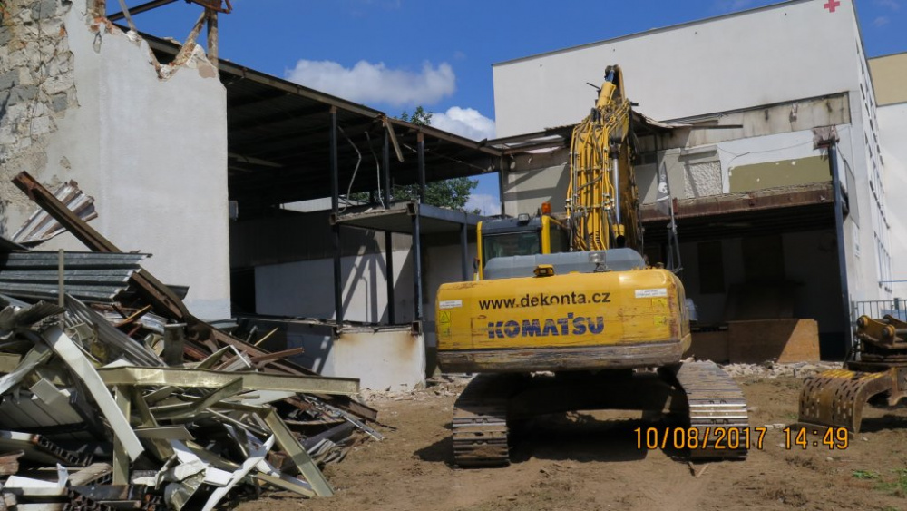 Demolice stavby schodiště a rampy u polikliniky Hviezdoslavova