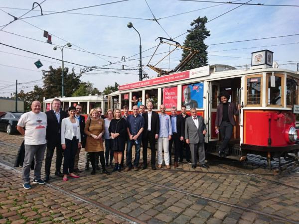 Svatováclavská tramvaj projela Prahou s kandidáty TOP 09