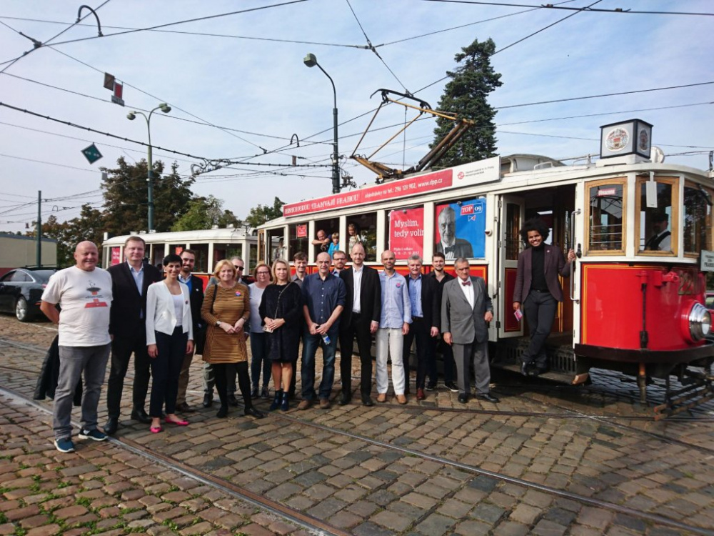Karel Schwarzenberg a další kandidáti vyjeli tramvajemi za voliči v Praze 