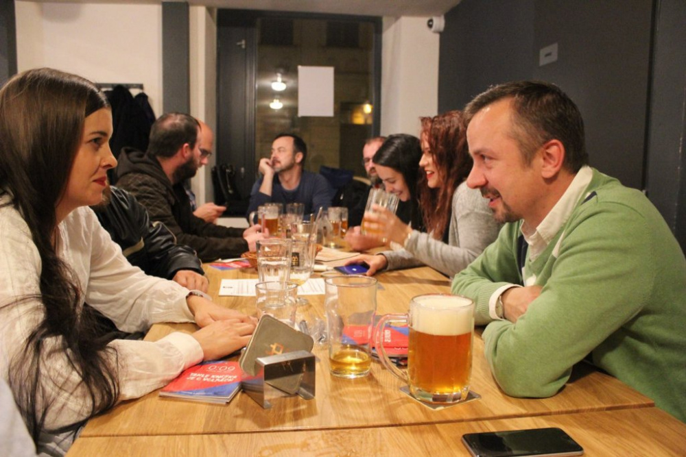 V Plzni se politika dělá u piva. O setkání s poslancem je zájem