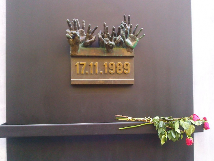 pamatnik-k-17-listopadu-1989-narodni-praha-0120
https://commons.wikimedia.org/wiki/File:Pam%C3%A1tn%