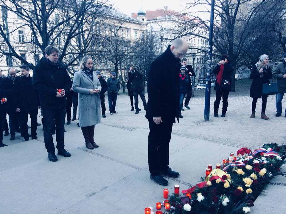 TOP 09 Praha: Pražská TOP 09 si připomněla „Vítězný“ únor u Pomníku obětem komunismu