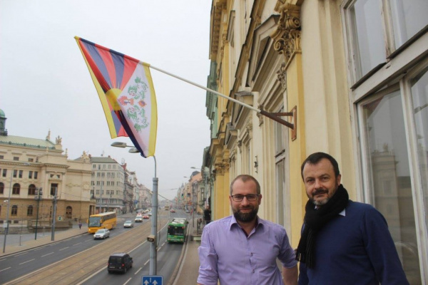 Tibetská vlajka? Kraj ji nevyvěsí, město napůl, trojka ano