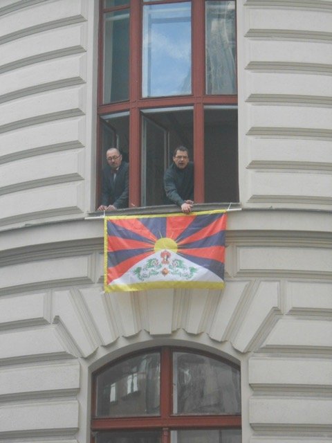 Při příležitosti Mezinárodního dne Tibetu pražští zastupitelé za TOP 09 vyvěšují tibetskou vlajku