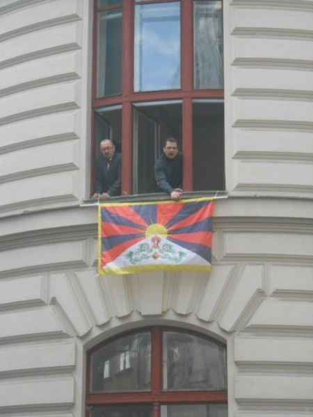Při příležitosti Mezinárodního dne Tibetu pražští zastupitelé za TOP 09 vyvěšují tibetskou vlajku