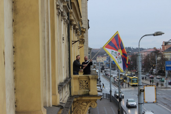 Zastupitelé TOP 09 vyvěsili na radnicích a úřadech tibetské vlajky 