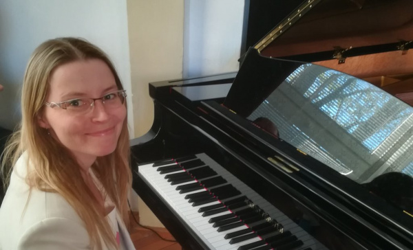 Šimo: Žďárská ZUŠ získala nový koncertní klavír  