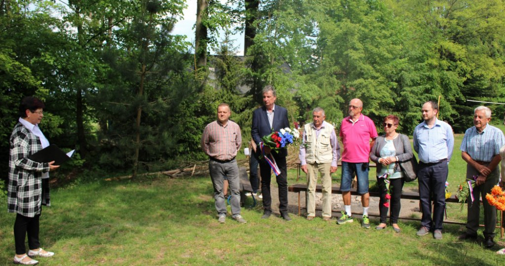 TOP 09 uctila památku pilotů v osadě Suté Břehy