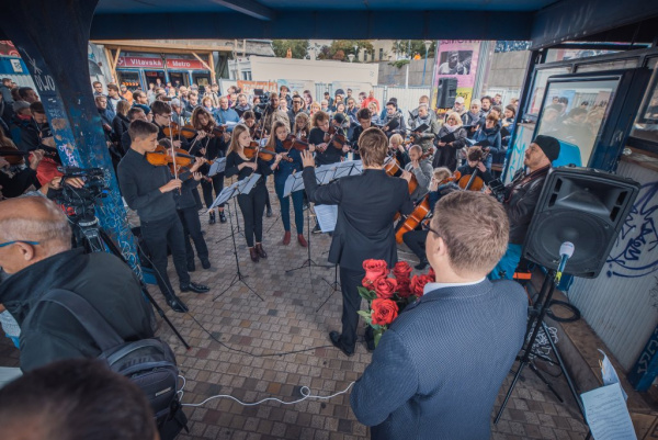 „Spojenci“ vstoupili do finále volební kampaně koncertem symfonického orchestru na Vltavské