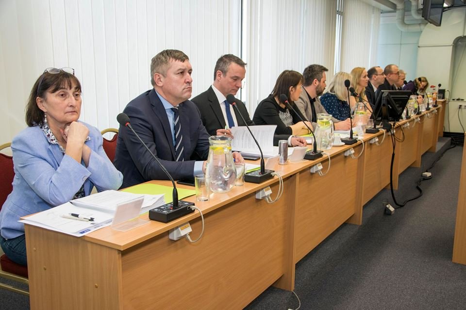 Koalice včetně ODS podpořila dvojnásobné zvednutí daně z nemovitosti v Praze 10, TOP 09 trvá na mimořádném zastupitelstvu