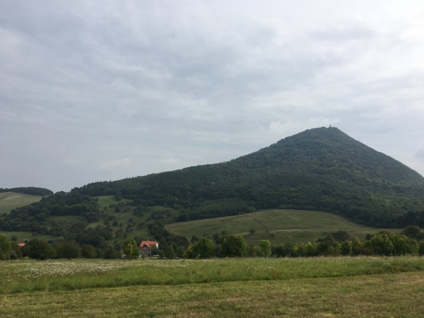 Sedlák pod Milešovkou bojuje proti suchu