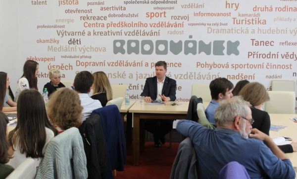 Studenti v Plzni debatovali s europoslancem Jiřím Pospíšilem