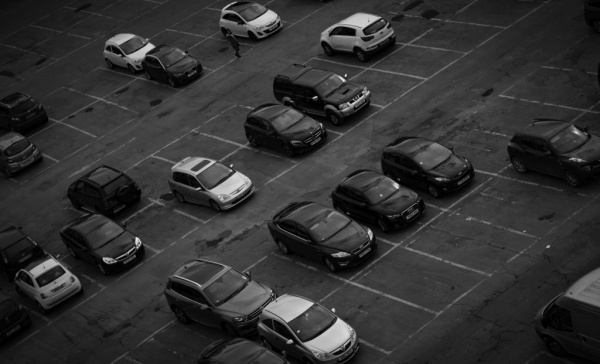 TOP 09: Město by mělo řešit parkování u nádraží
