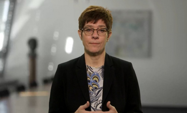 Kramp-Karrenbauer: Váš příspěvek k demokratizaci ve vaší zemi je nepostradatelný