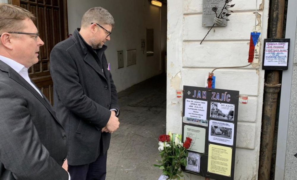 Na Václavském náměstí byla odhalena deska věnovaná památce Jana Zajíce