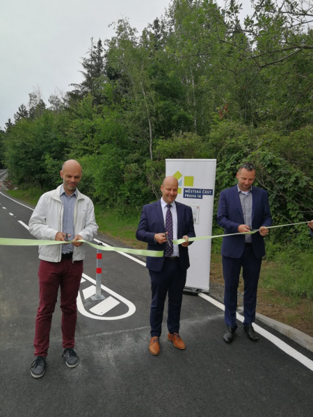 Praha 14 má novou stezku pro pěší i cyklisty. Spojuje Černý Most a Kyje