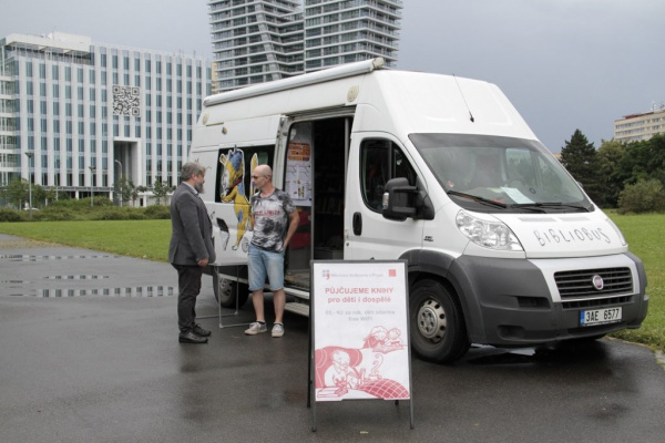 Bibliobus staví na Praze 4