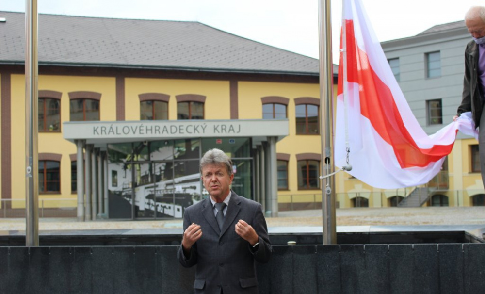 Kraj vyvěsil vlajku Běloruska na znamení podpory tamních občanů