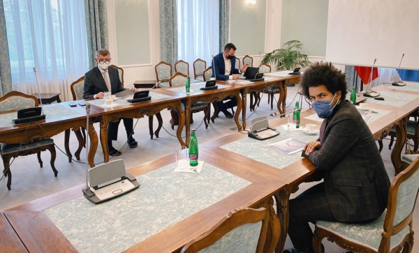 Dominik Feri konečně přesvědčil premiéra ke změně komunikace opatření. Pomůže připravit web