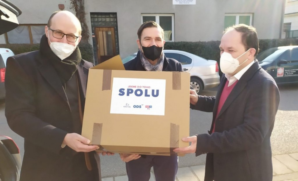 SPOLU: Místo volebních billboardů respirátory