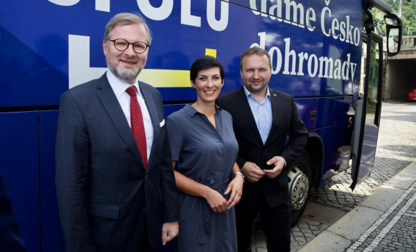 Koalice SPOLU startuje letní kampaň, chystá volební autobus a letní kina