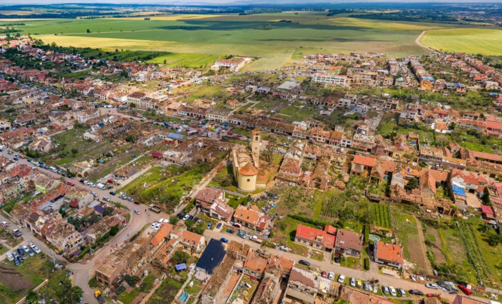 Kraj i Plzeň pomohly tornádem poškozeným obcím