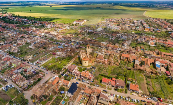 Kraj i Plzeň pomohly tornádem poškozeným obcím