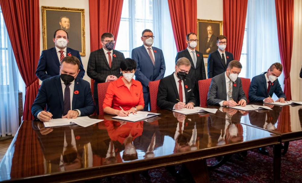 Koalice SPOLU a koalice Piráti a Starostové podepsaly koaliční smlouvu