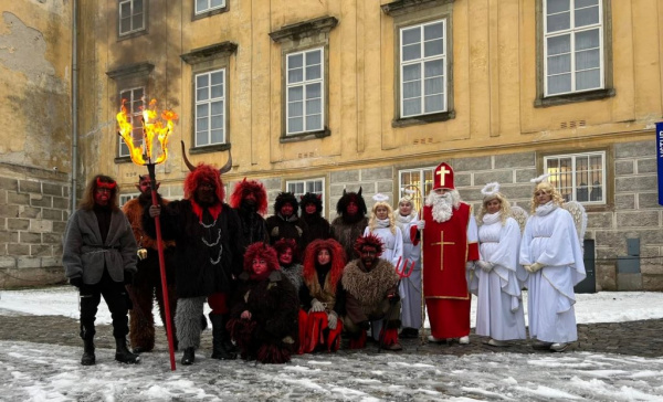 Pekelná sešlost na zámku v Krumlově. Město projeli Mikuláš a andělé na voze