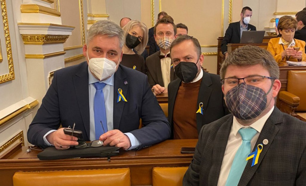 Poslanci TOP 09 symbolicky podpořili Ukrajinu během jednání o rozpočtu 