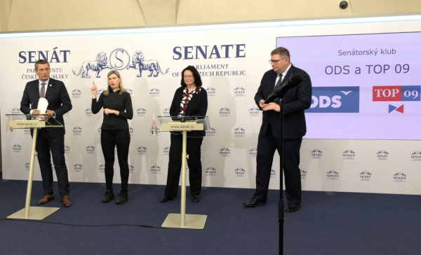 Senátorský klub ODS a TOP 09: Vyzýváme prezidenta k abdikaci